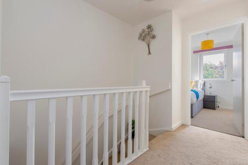 Postel nebo postele na pokoji v ubytování New Modern 3-Bed Home FREE Parki