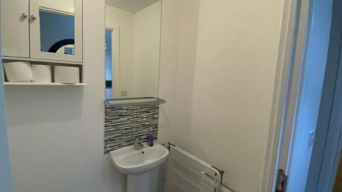 Koupelna v ubytování New Modern 3-Bed Home FREE Parki