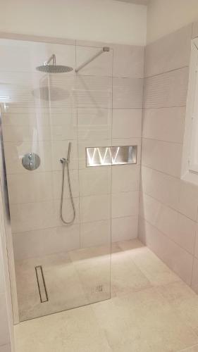 een douche met een glazen deur in een badkamer bij VILLA AVEC PISCINE A 400M DE LA PLAGE in Sanary-sur-Mer