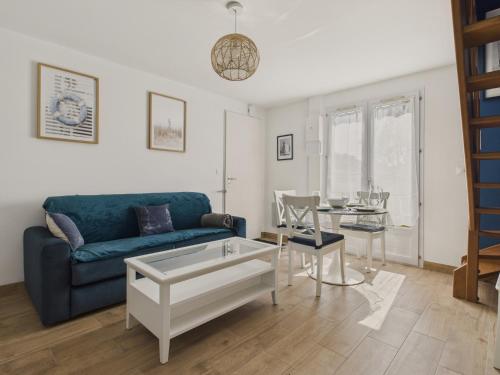 un salon avec un canapé et une table dans l'établissement Maison pour 4 avec jardin a 500m de la plage, à Piriac-sur-Mer