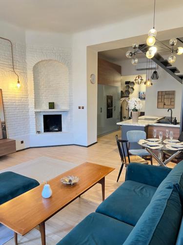 クルジュ・ナポカにあるCentral Luxury Apartamentのソファとテーブルのあるリビングルーム