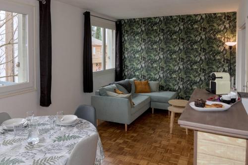 a living room with a couch and a table at La Nuit des Artistes - Spacious - Stade Toulousain in Toulouse