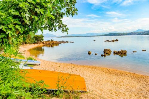 - une plage avec un bateau dans l'eau dans l'établissement Sabali - Cottage Plage d'Argent at 100m - by TGB, à Coti-Chiavari