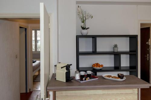 une cuisine avec un comptoir avec de la nourriture dessus dans l'établissement La Nuit des Artistes - Spacious - Stade Toulousain, à Toulouse