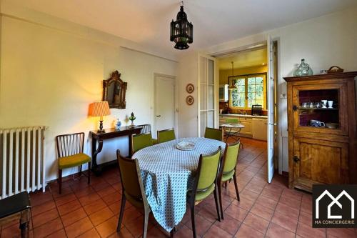 une cuisine et une salle à manger avec une table et des chaises dans l'établissement Le Grand Rupembert, 3 Etoiles, 8pers, Parc Privé, à Wimille