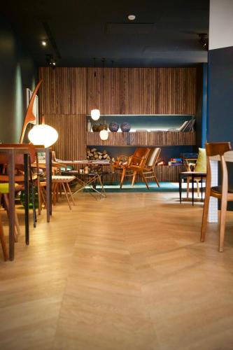 ein Esszimmer mit Holztischen und Stühlen in der Unterkunft COQ Hotel Paris in Paris