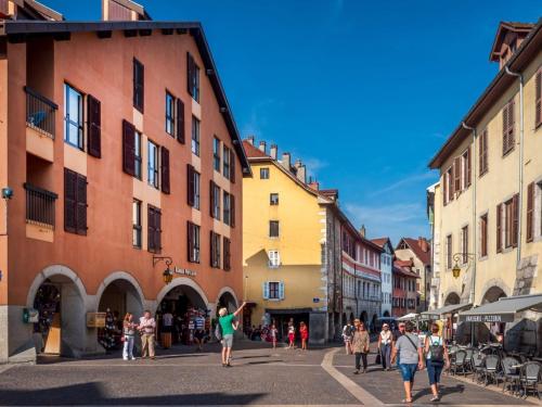 Un groupe de personnes marchant dans une rue d'une ville dans l'établissement Le 17 Faubourg, à Annecy