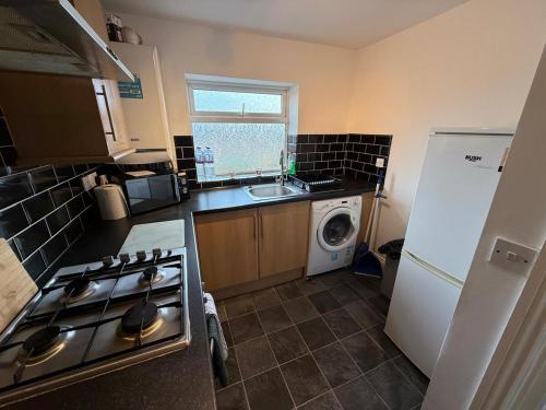 Kuchyň nebo kuchyňský kout v ubytování Resi-Lets Large 3-bed 1st floor apartment, Blyth, Northumberland