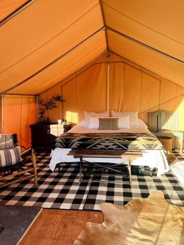Voodi või voodid majutusasutuse Colorado Getaways in this Lovely Safari Tent on Working Sheep Farm in Longmont toas