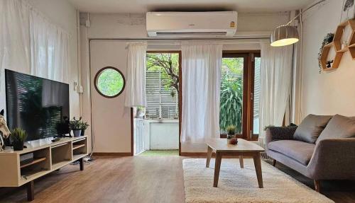 バンコクにあるBangkok Central Pet-Friendly Private 3BR Houseのソファとテレビのあるリビングルーム