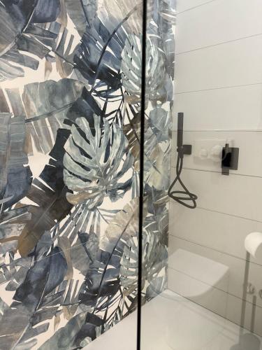 a bathroom with a wall covered in metal at Tropical House in Gizzeria