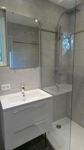 une salle de bain blanche avec un lavabo et une douche dans l'établissement Les tourterelles 3019, aux Issambres