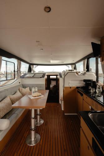 a kitchen with a table in the middle of a boat at Yacht by Strandhotel - hotel service & wellness in Cadzand