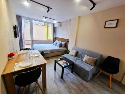 Postel nebo postele na pokoji v ubytování Malavi DV34 top center apartment Ruse