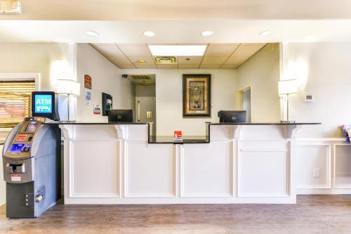 a waiting room at a gas station at OYO Townhouse Oklahoma City Airport in Oklahoma City
