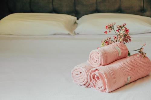 a pile of towels sitting on top of a bed at Go Pipa INN in Pipa