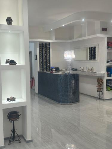 eine Lobby mit einer Theke und einer Bar in einem Gebäude in der Unterkunft Hotel La Pergola in Bellaria-Igea Marina