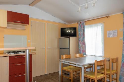 Η κουζίνα ή μικρή κουζίνα στο Camping Abijune d'Étretat