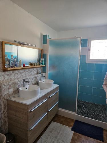 une salle de bain avec deux lavabos et une douche dans l'établissement Maison de vacances avec jardin à 500 m de la plage, à Valras-Plage