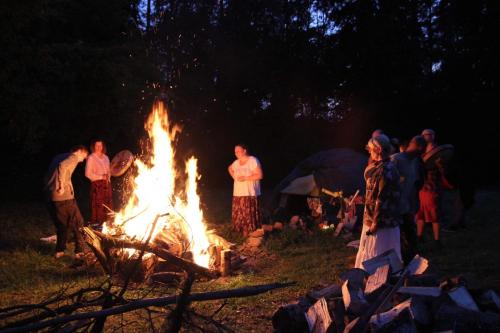 Un gruppo di persone intorno al fuoco di Sacred Valley Mystic Tribe a Písac