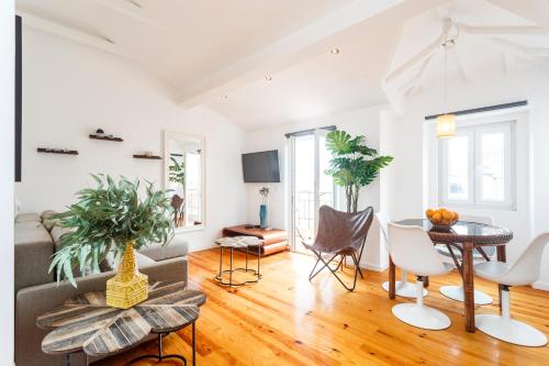 Bica Blue 1BR Loft w Riverview n AC by LU Holidays