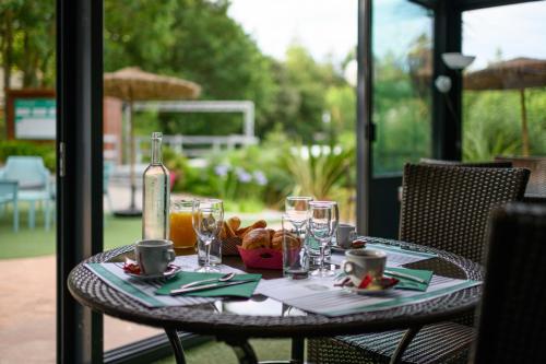 - une table avec des verres et un bol de nourriture dans l'établissement Camping Le Paradis - Maeva, à Talmont-Saint-Hilaire