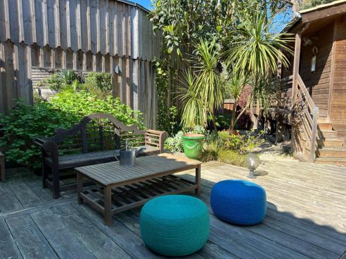 une table en bois et un banc sur une terrasse en bois dans l'établissement Appartement a la montagne, à Lège-Cap-Ferret