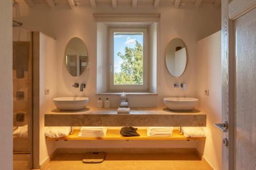 A bathroom at Mastrojanni Relais