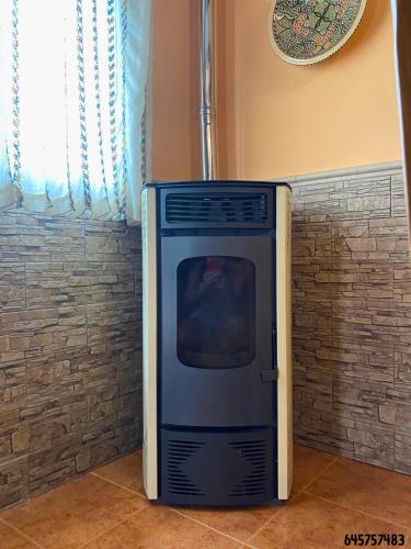 a tv sitting in the corner of a room at La Golondrina in Cáñar