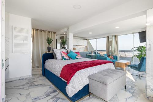 - une chambre avec un lit bleu et des chaises bleues dans l'établissement Ibiza Heliopolis, au Cap d'Agde