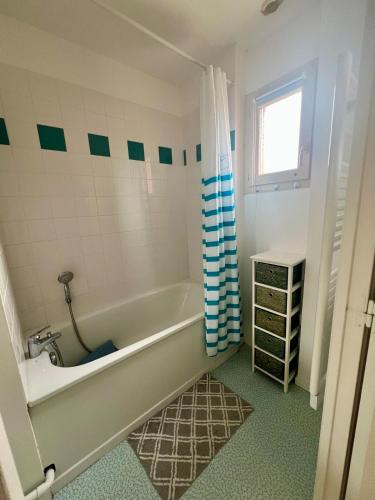 une salle de bain avec une baignoire et un lavabo dans l'établissement Maison rêv'etang, Cayeux-sur-Mer, Baie de somme, à Cayeux-sur-Mer