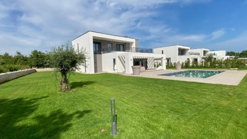 una casa con un gran patio con piscina en Funkey Villas Istria, en Juršići