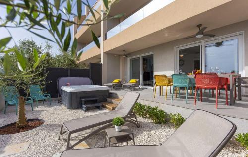 Faszinierendes Apartment 100 Meter zum Sandstrand mit Whirlpool, Meerblick