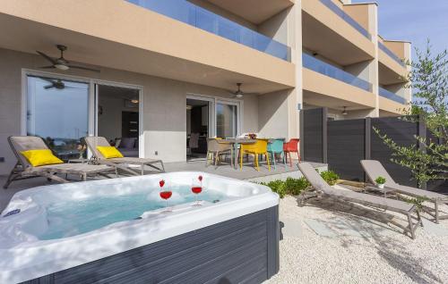 Hundefreundliches Apartment 100 Meter zum Sandstrand mit Jacuzzi, Meerblick