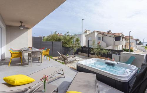 Traumhaftes Apartment nur 100 Meter zum Strand mit Whirlpool, Meerblick, BBQ