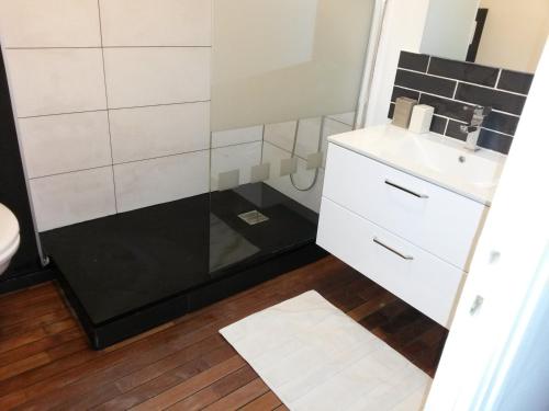 a bathroom with a sink and a shower at 20 rue Gasté, proche gare SNCF de BREST in Brest