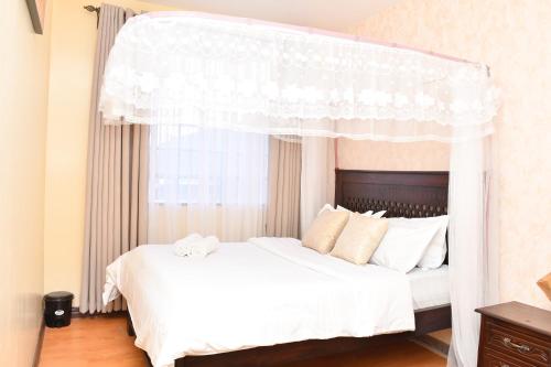 Rúm í herbergi á Cozy BnB Tsavo Gardens Imara daima