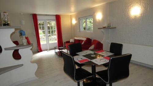 un salon avec une table et un canapé dans l'établissement DMB - Domaine avec SPA, à Meslan