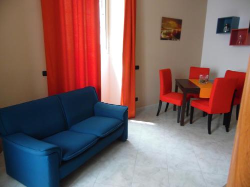 ナポリにあるBella Napoliのリビングルーム(ソファ、テーブル、赤い椅子付)