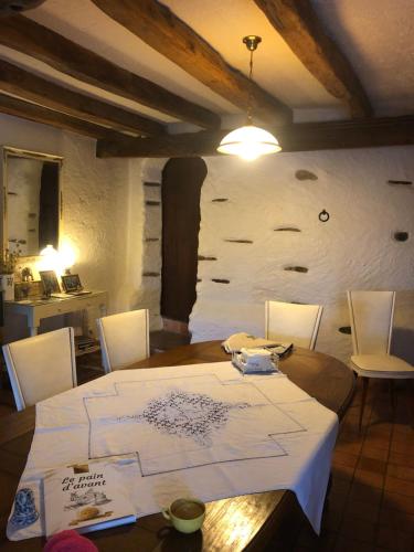 ein Zimmer mit einem Tisch und einer Zeichnung an der Wand in der Unterkunft Le Moulin de Bel Air in Joué-sur-Erdre