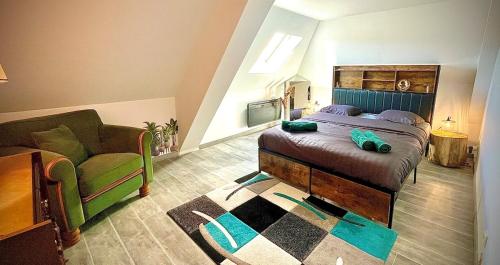 une chambre avec un lit et un canapé dans l'établissement La Villa Scarlett, à Paluel