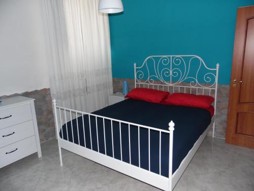 una camera con letto e parete blu di Home Sweet Home a Napoli