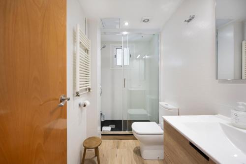 a bathroom with a toilet and a sink and a shower at Amazing 3bdr Apt In Cornella 1 Mins From Metro in Cornellà de Llobregat