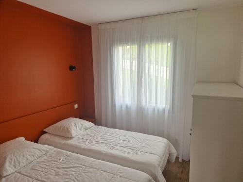 une chambre avec deux lits et une fenêtre dans l'établissement BAYONNE Piscine Vue Montagnes, à Souraïde