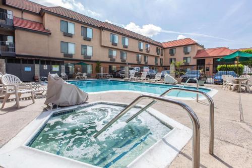 a hot tub at a hotel with chairs and tables at Quality Inn & Suites Bell Gardens-Los Angeles in Bell Gardens