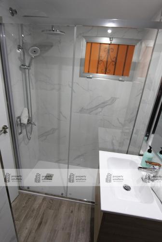 a bathroom with a shower and a white sink at 237 Estudio en Minerva Apartamentos - Piscina y Playa- Excelente Ubicación in Málaga