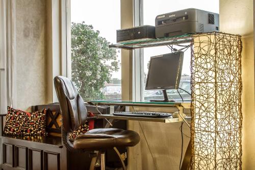Телевизор и/или развлекательный центр в Quality Inn & Suites Silicon Valley
