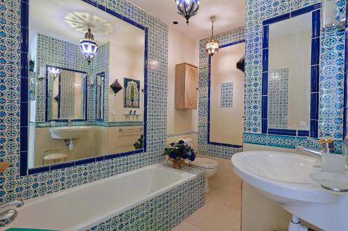 une salle de bain avec une baignoire, un lavabo et des toilettes dans l'établissement Val de Mer - Piscine et Grand Jardin, à La Croix-Valmer