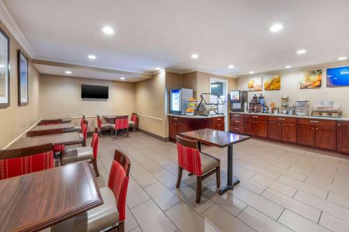 Et tv og/eller underholdning på Comfort Inn Santa Monica - West Los Angeles