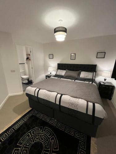 Ένα ή περισσότερα κρεβάτια σε δωμάτιο στο Tardis Townhouse - Spacious and Comfortable